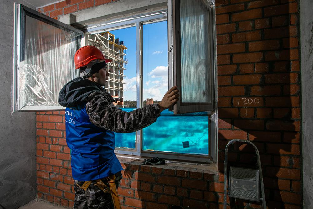 В Жилом комплексе «Изумрудный бор» началась установка окон в доме № 2 |  P-Reliz.ru